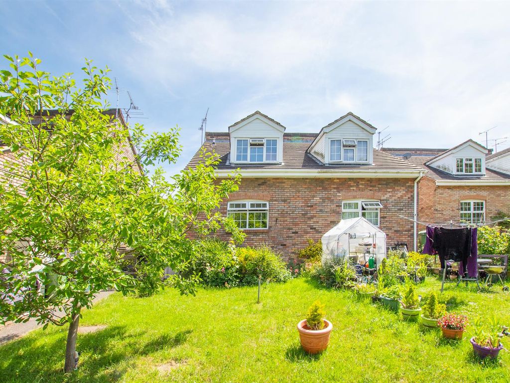 1 bed terraced house for sale in Hunters Close, Tring, Hertfordshire