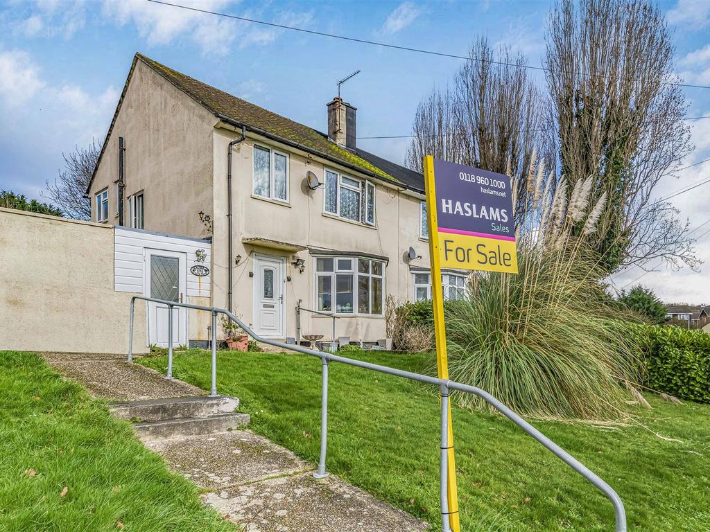 3 bed semidetached house for sale in Oliver Drive, Calcot, Reading