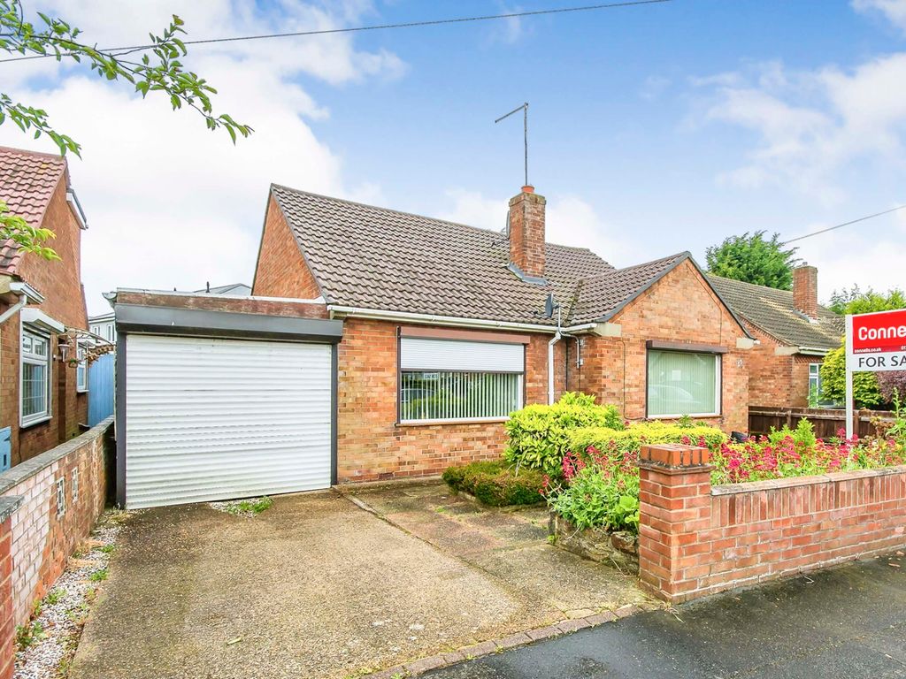 3 bed detached bungalow for sale in Hemingford Crescent, Stanground