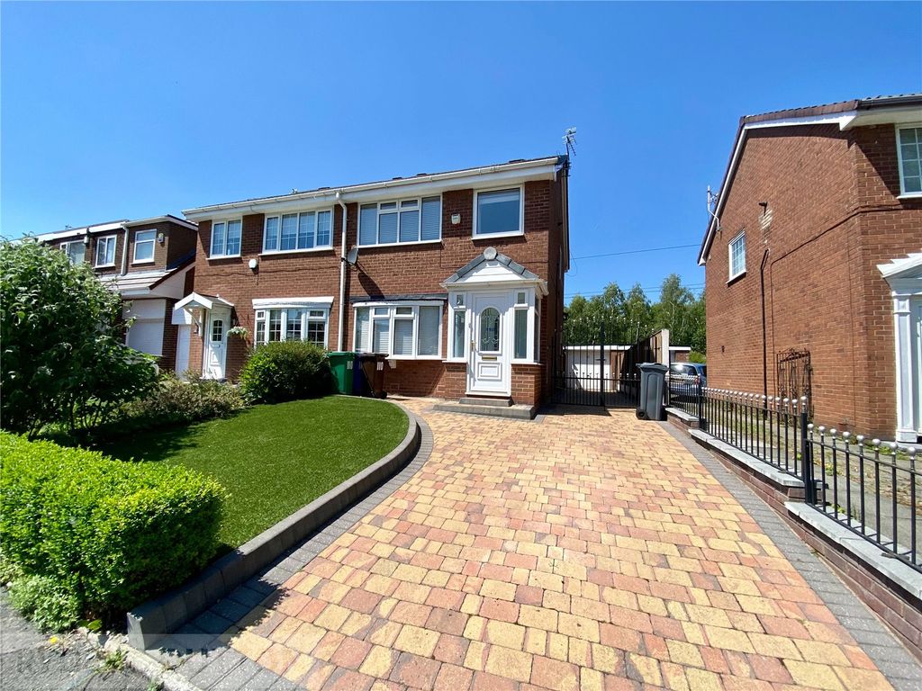3 bed semidetached house to rent in The Fairway, New Moston