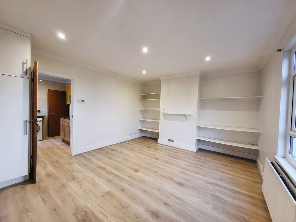 1 bed flat to rent in Trinity Road, Wandsworth Common SW17, £1,400 pcm