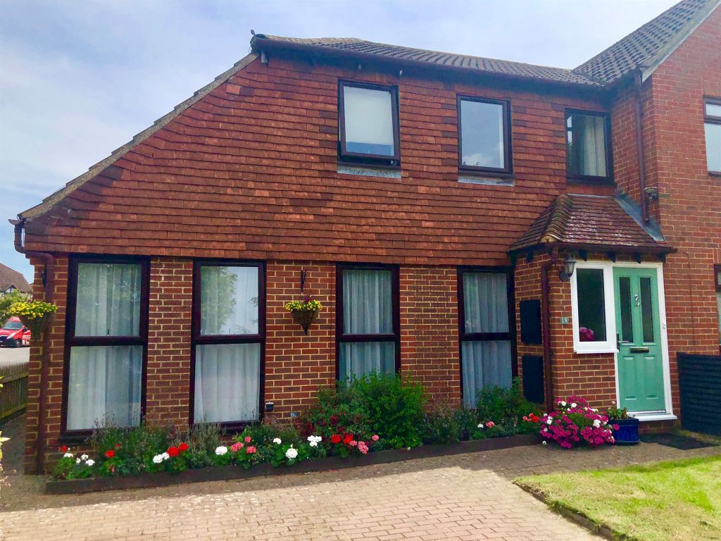 4 bed semidetached house for sale in Maltings Close, Hadlow, Tonbridge