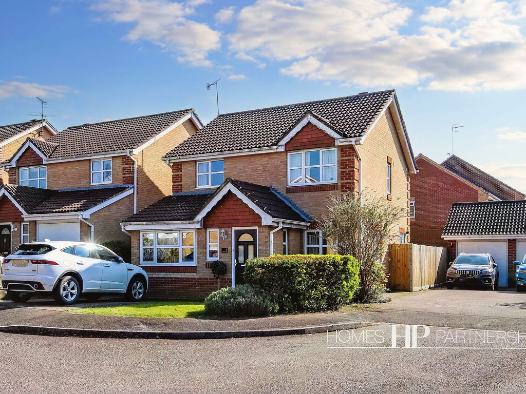 3 bed detached house for sale in Wilson Close, Maidenbower RH10 Zoopla