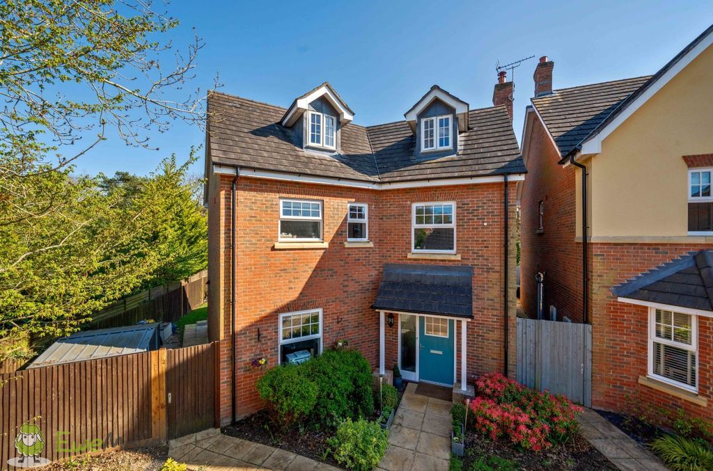 5 bed detached house for sale in Perdue Close, Hook RG27 Zoopla