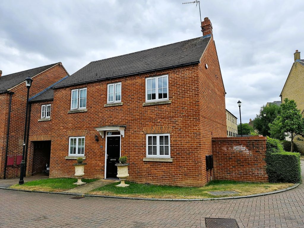 3 bed semidetached house for sale in Ripley Close, Kingsmead, Milton