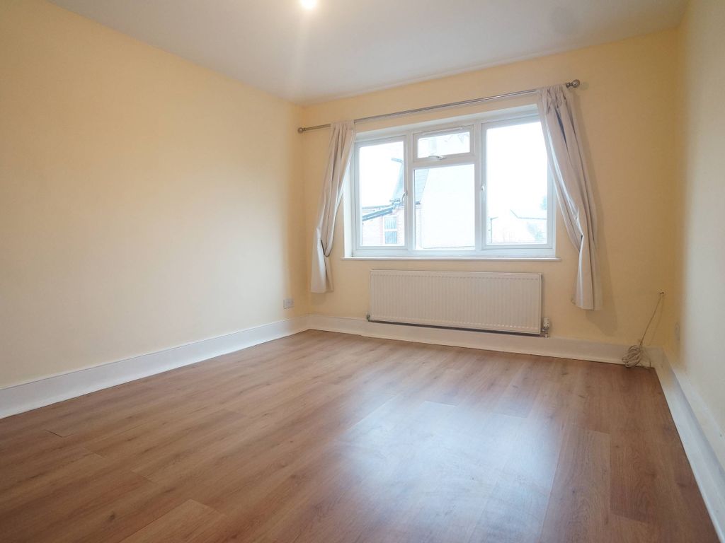 2 bed flat to rent in Bourne Parade, Bourne Road, Bexley DA5, £1,300 pcm Zoopla