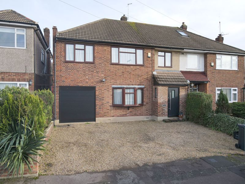4 bed semidetached house for sale in Fairview Close, Chigwell IG7, £