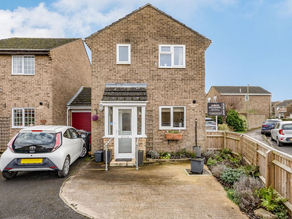 3 bed link detached house for sale in Hollybush Road, Carterton