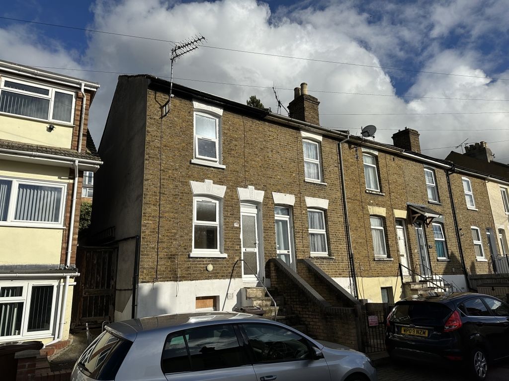 2 bed end terrace house to rent in Queens Road, Chatham ME5, £1,200 pcm