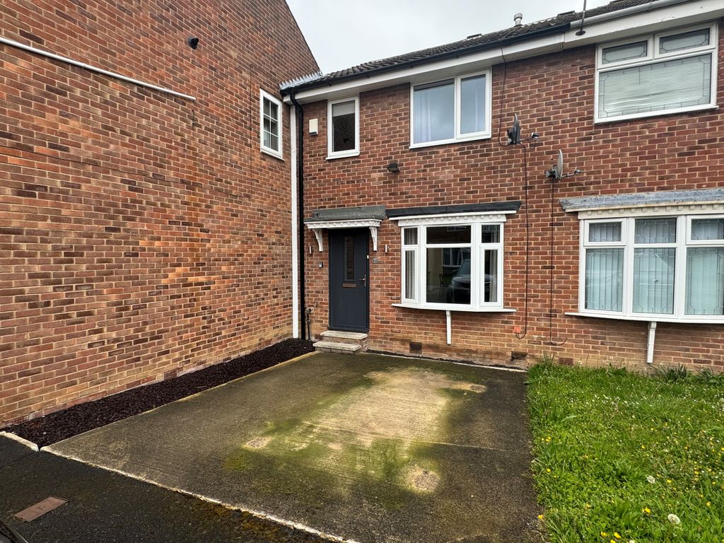 3 bed town house to rent in Farnham Way, Wakefield WF4, £895 pcm Zoopla