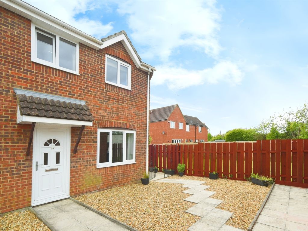 3 bed semidetached house for sale in Burgess Close, Stratton, Swindon