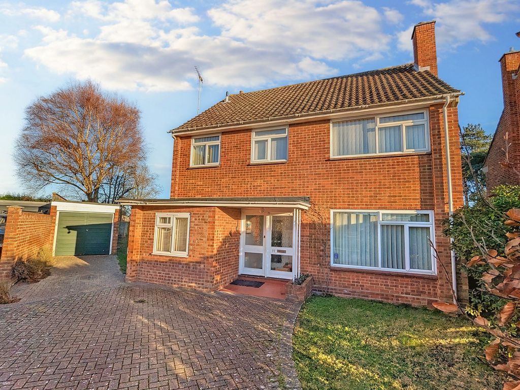 4 bed detached house for sale in Cuckfield Avenue, Ipswich IP3, £