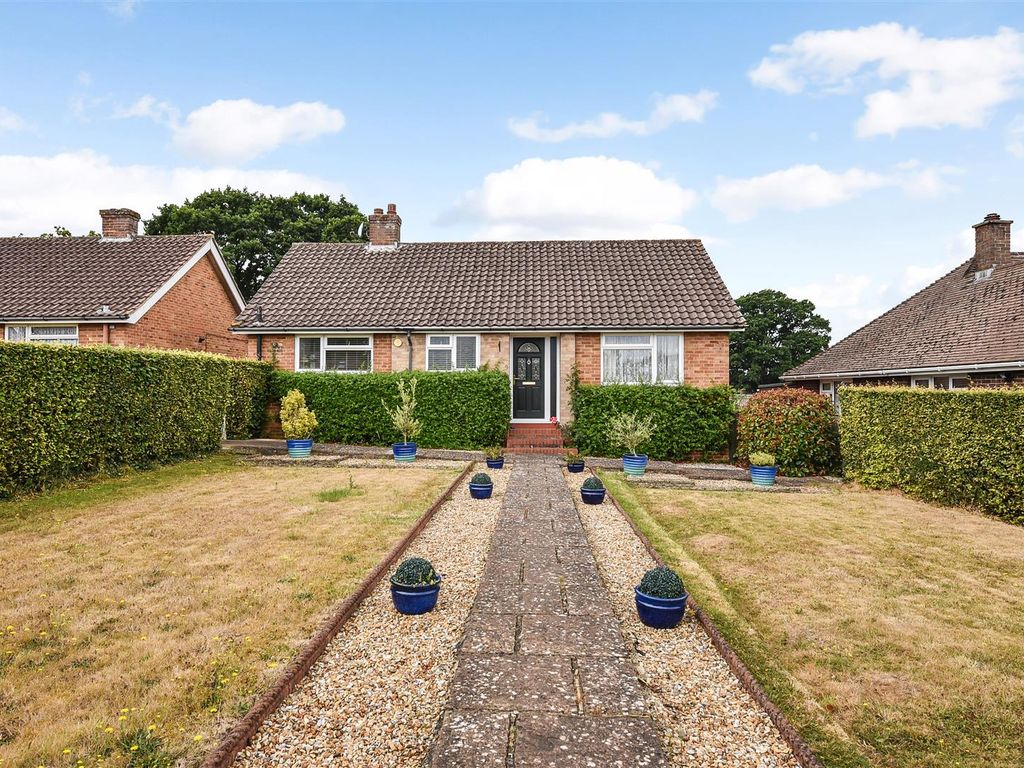 3 bed detached bungalow for sale in Lion Close, Overton, Basingstoke