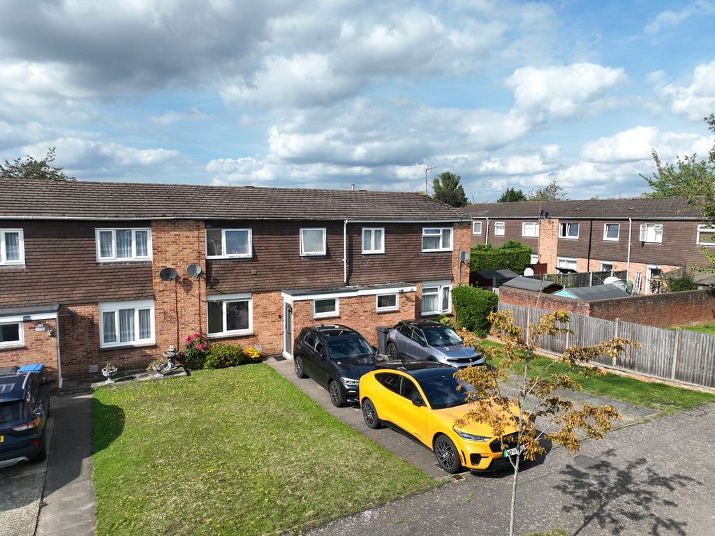 3 bed terraced house for sale in Hardings, Welwyn Garden City AL7, £