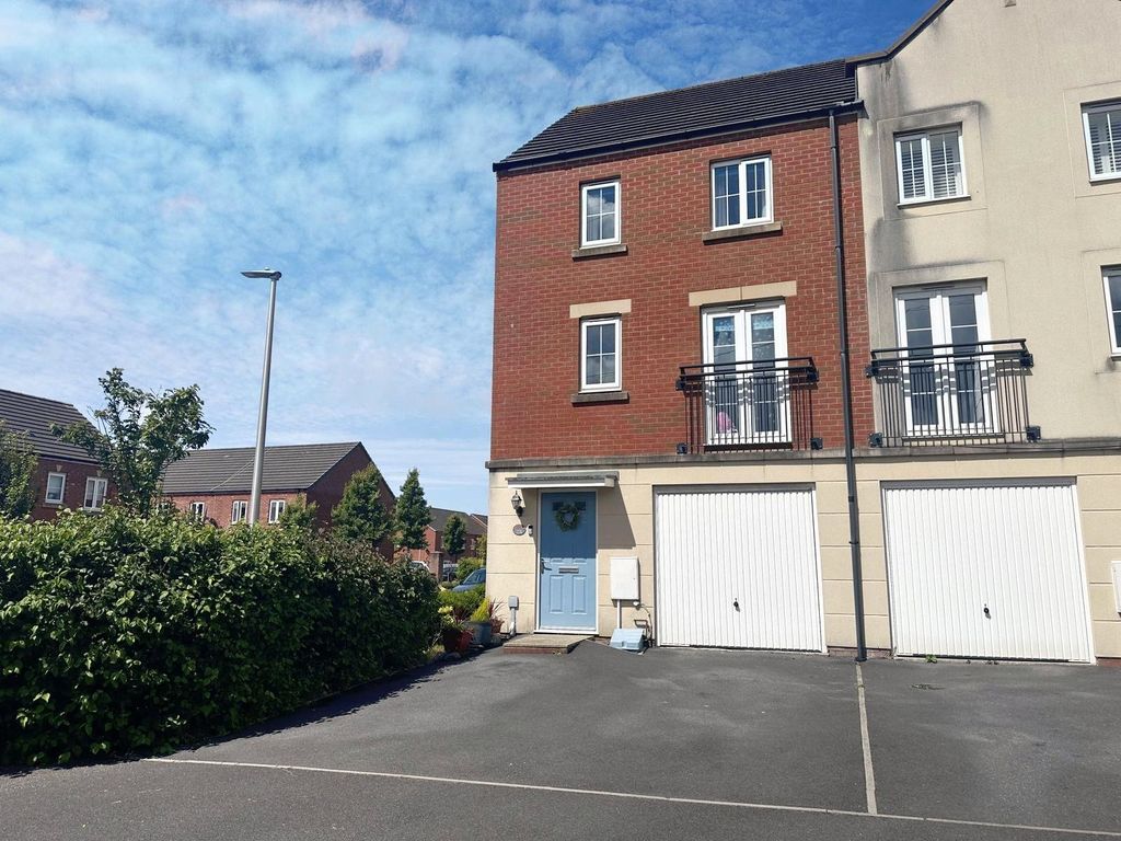 3 bed end terrace house for sale in Stryd Llanelli