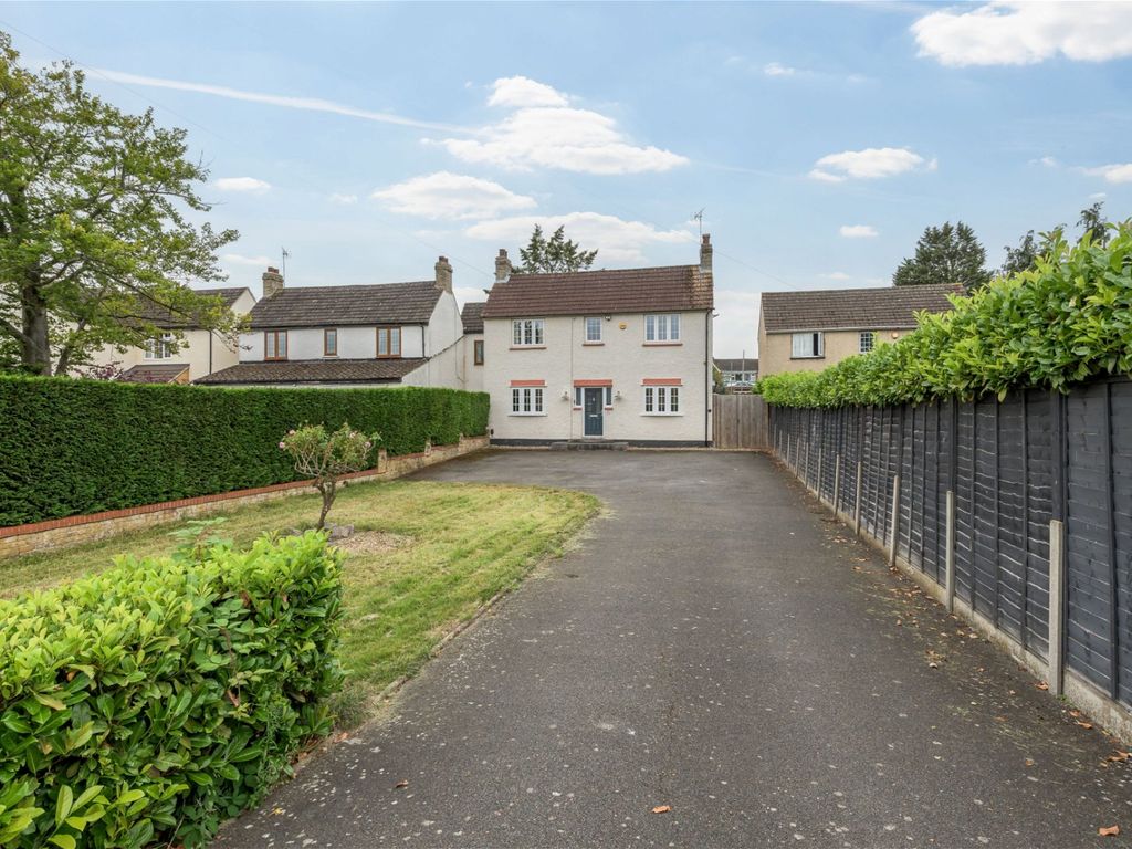 3 bed detached house for sale in Stotfold Road, Arlesey SG15, £600,000