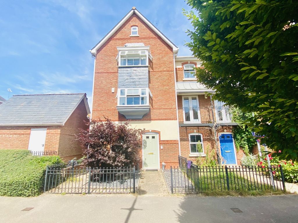 4 bed semidetached house for sale in Turners Avenue, Fleet GU51 Zoopla