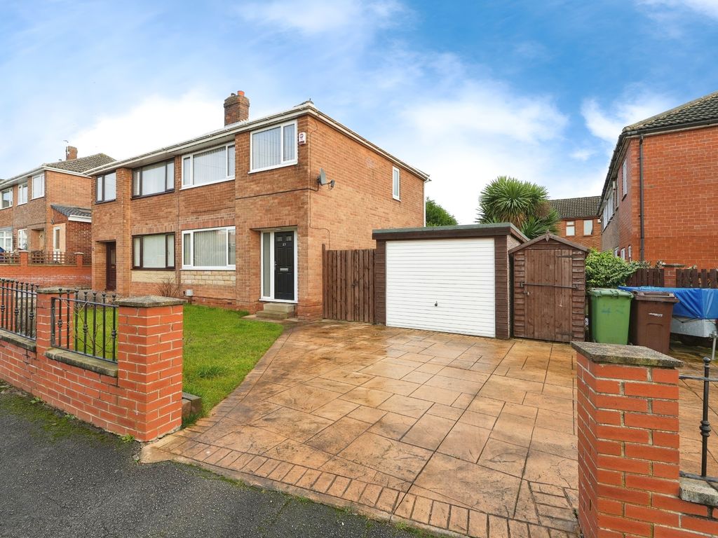 3 bed semidetached house for sale in Newlands Walk, Stanley, Wakefield