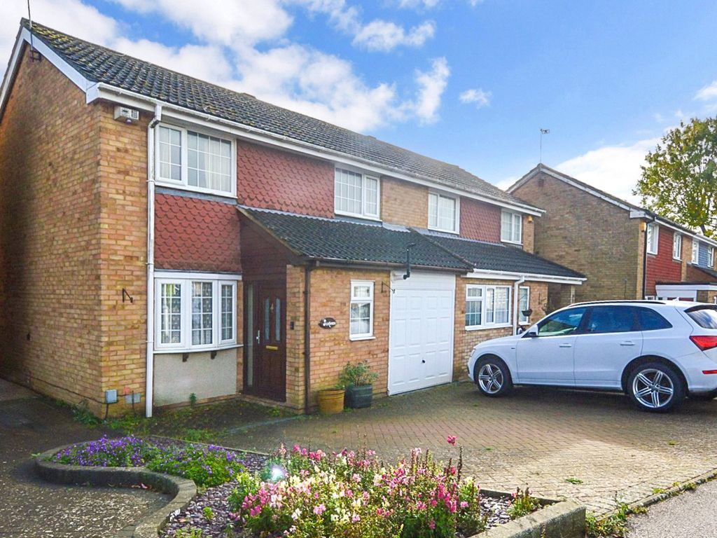 3 bed semidetached house for sale in Salters Way, Dunstable