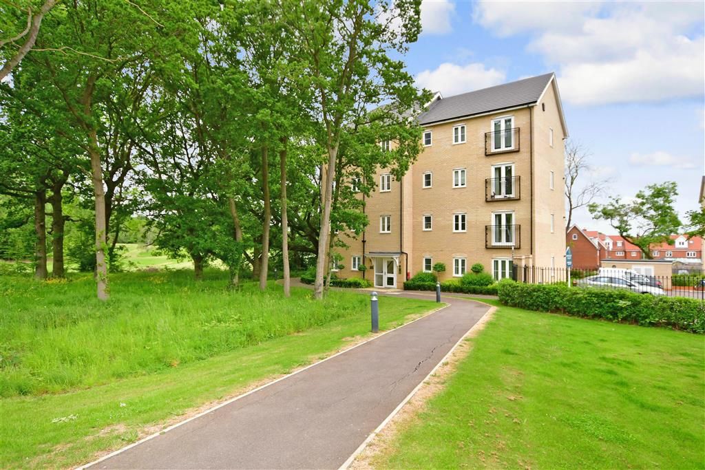 2 bed flat for sale in Periwinkle Gardens, Chigwell, Essex IG7, £