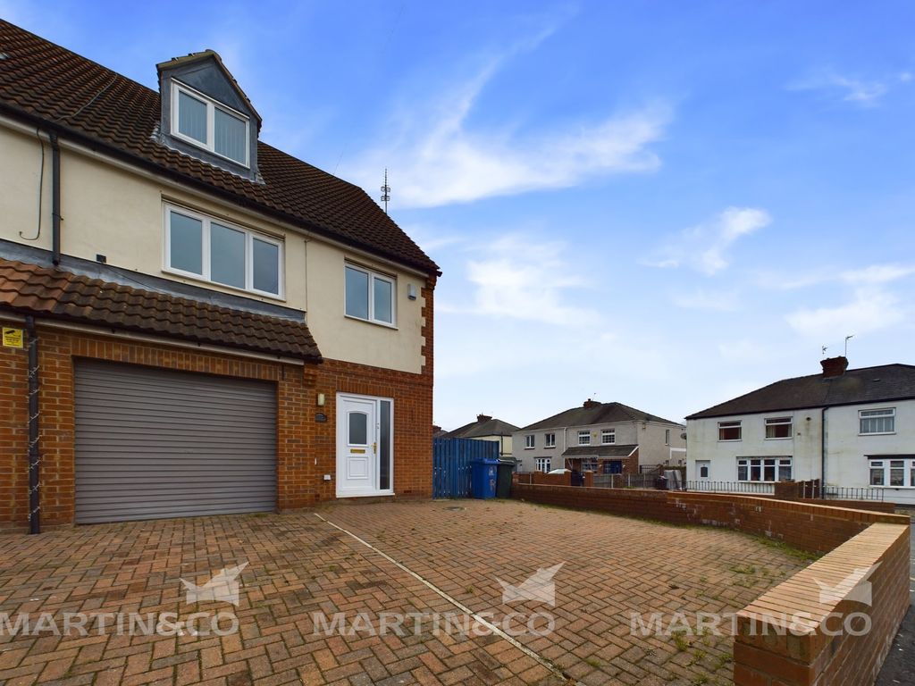 4 bed end terrace house to rent in Manor Road, Askern, Doncaster DN6, £