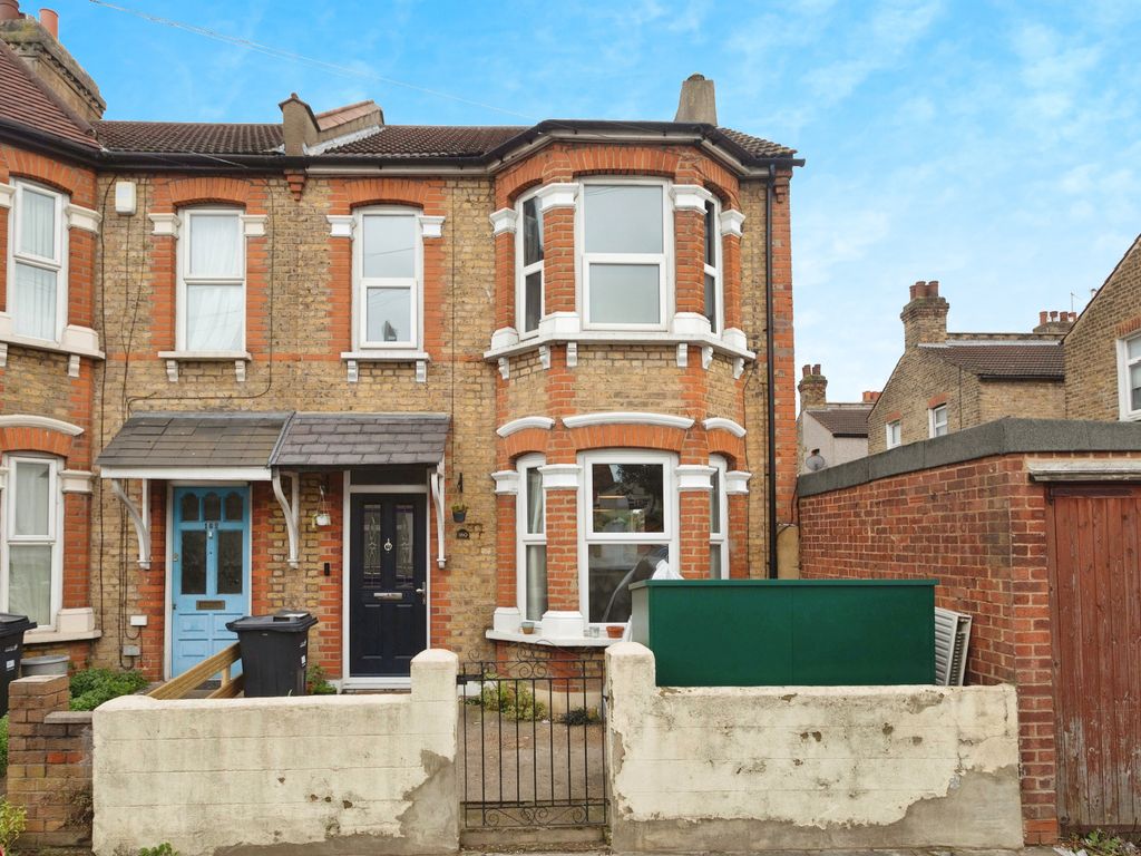 3 bed end terrace house to rent in Hampton Road, Ilford IG1, £2,300 pcm