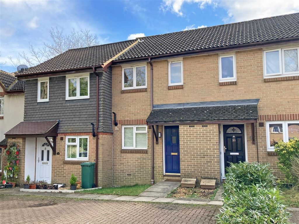 2 bed terraced house for sale in Abbots Rise, Redhill RH1, £350,000