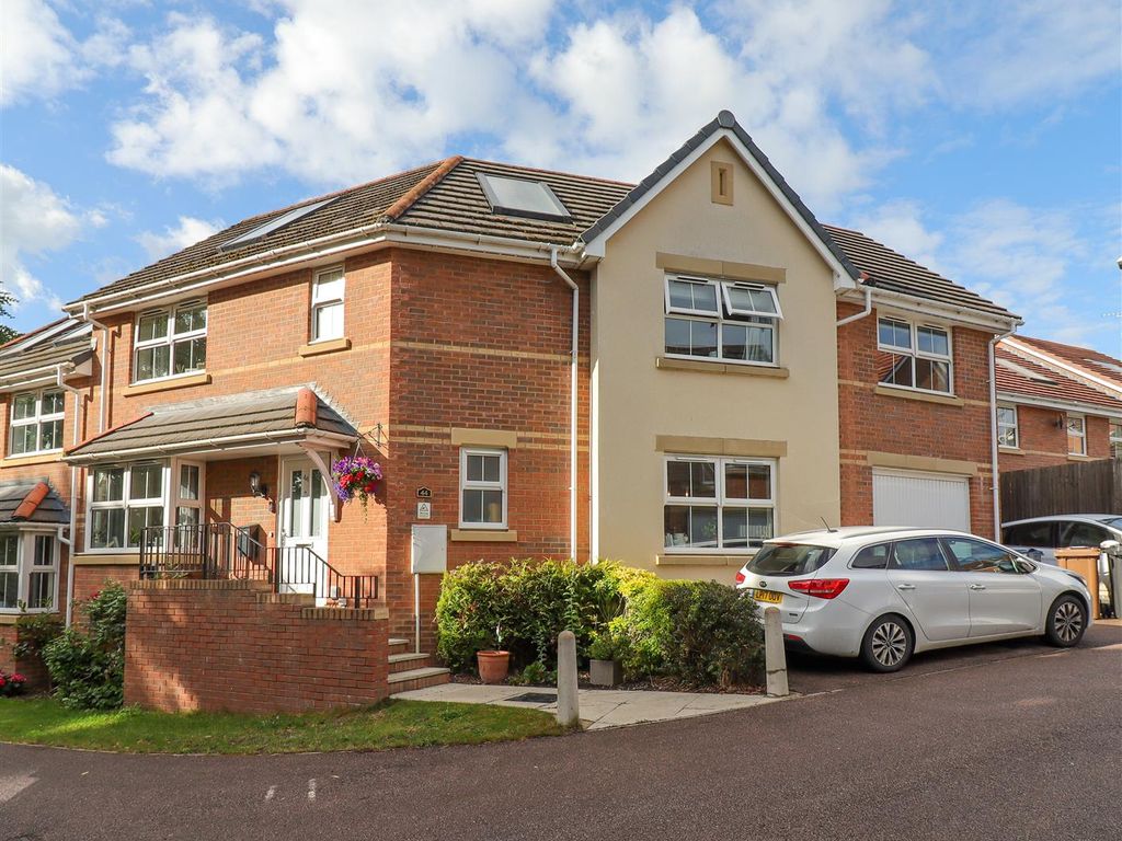 4 bed semidetached house for sale in Olvega Drive, Buntingford SG9