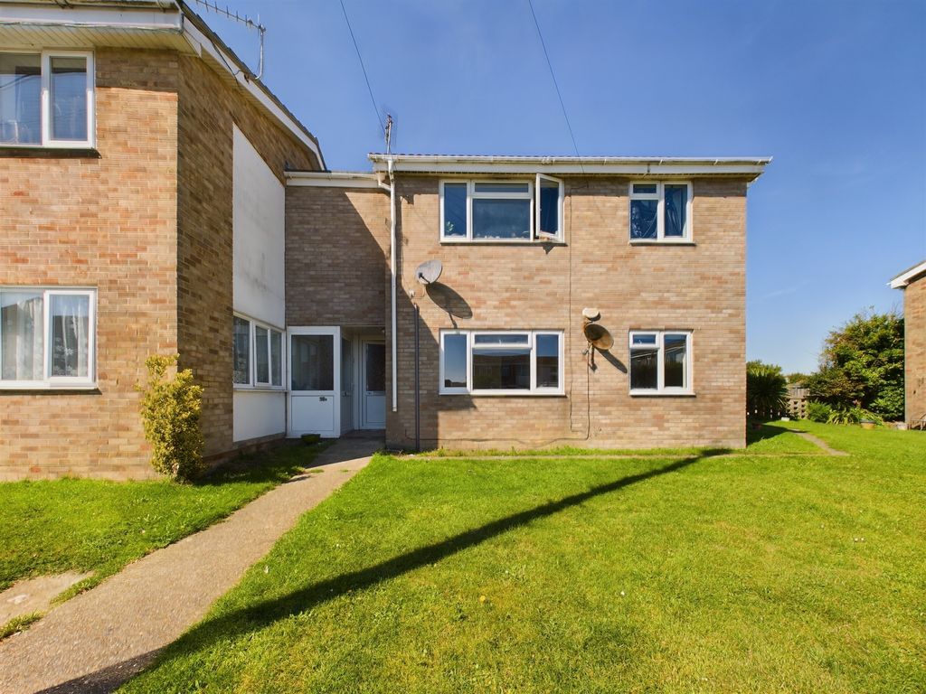 2 bed flat to rent in Winsor Close, Hayling Island PO11, £925 pcm Zoopla