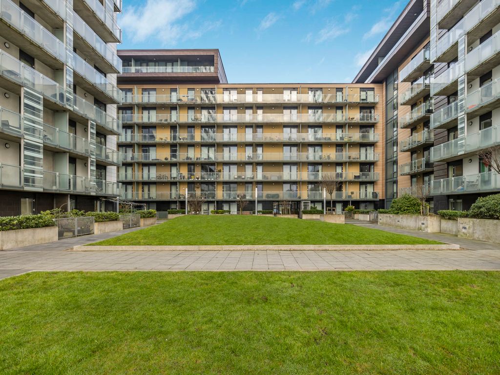 2 bed flat for sale in Glasgow Harbour Terraces, Glasgow G11, £154,000