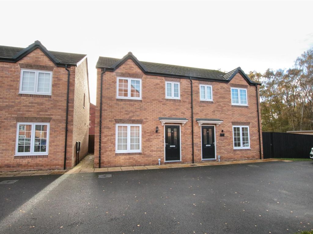 3 bed semidetached house for sale in Insall Way, Auckley, Doncaster