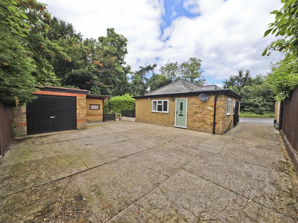 2 bed detached bungalow for sale in Slough Road, Iver SL0, £499,950