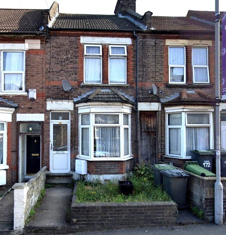 3 bed terraced house to rent in Dallow Road, Luton, Bedfordshire LU1, £1,300 pcm Zoopla