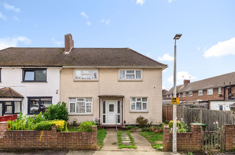 3 bed semidetached house for sale in Howe Close, Romford RM7 Zoopla