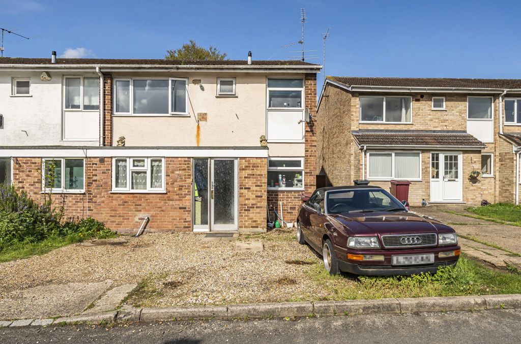4 bed semidetached house for sale in Holyrood Close, Caversham