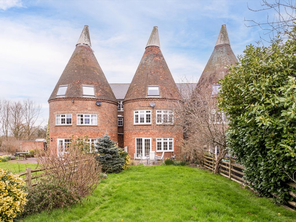 4 bed terraced house for sale in Lucks Lane, Paddock Wood, Tonbridge