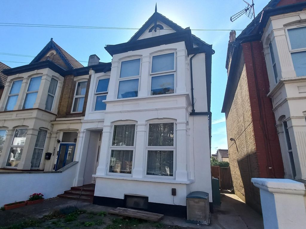 Studio to rent in York Road, SouthendOnSea SS1, £775 pcm Zoopla