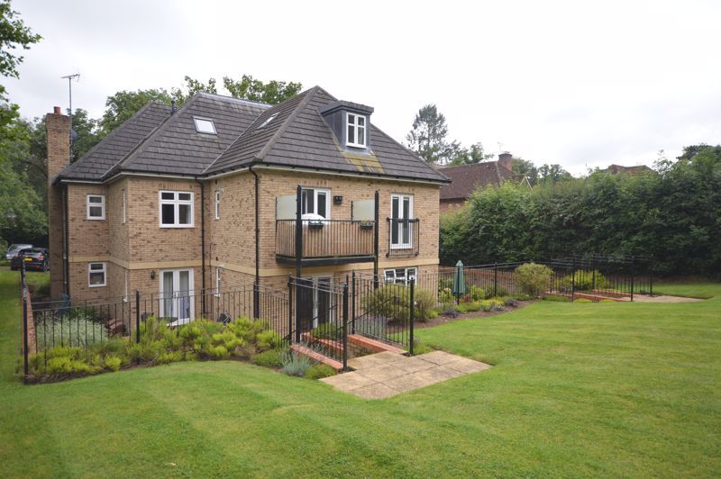 2 bed flat for sale in Amersham Road, Hazlemere, High HP15, £