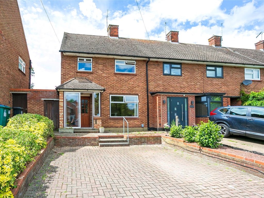 3 bed end terrace house for sale in High Road, Leavesden, Watford
