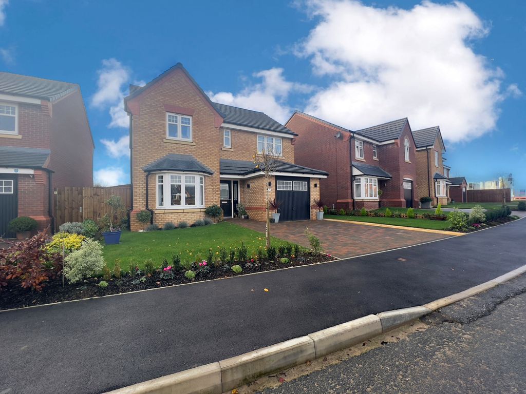 4 bed detached house for sale in Red Fox Avenue, Stanton Hill NG17, £