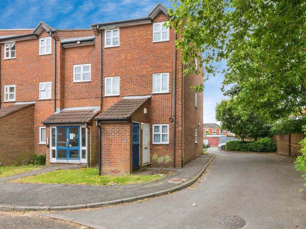 1 bed flat for sale in Yarmouth Gardens, Shirley, Southampton SO15, £