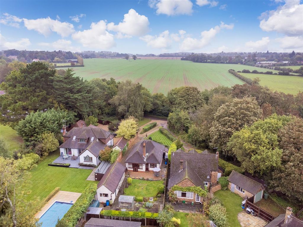 2 bed bungalow for sale in Burchetts Green Lane, Burchetts Green