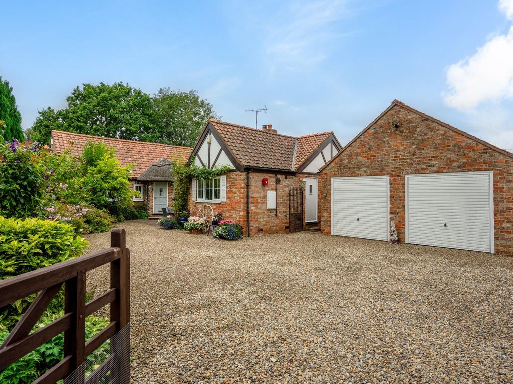 4 bed detached bungalow for sale in Gate Helmsley, York YO41, £575,000