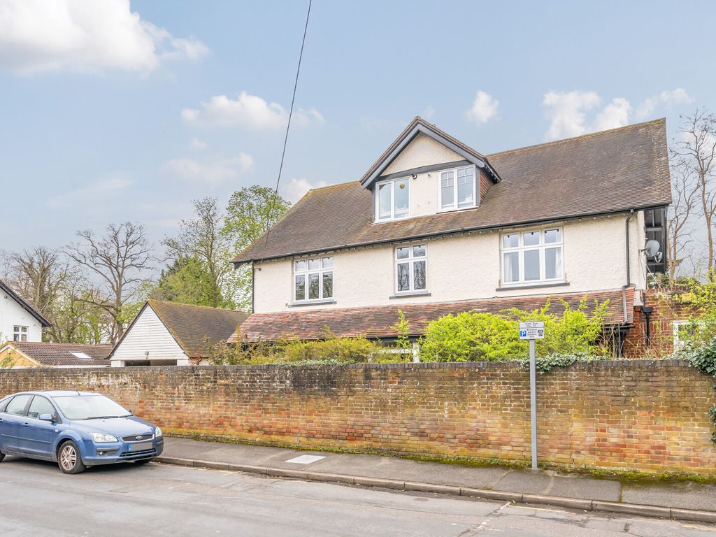 2 bed flat for sale in Highfield Road, West Byfleet KT14, £295,000 Zoopla