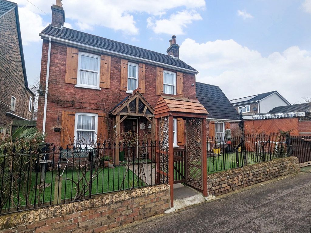 3 bed detached house for sale in Carters Avenue, Poole BH15 Zoopla