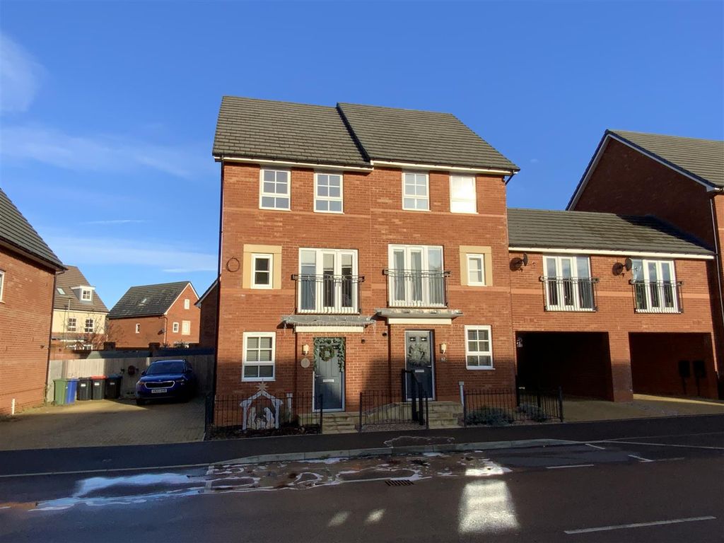 4 bed town house for sale in Cicero Crescent, Fairfields, Milton Keynes