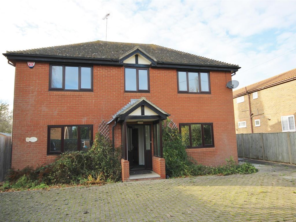 4 bed detached house to rent in Warden Road, Eastchurch, Sheerness ME12