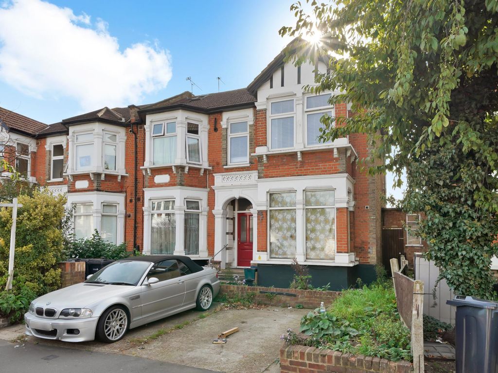 2 bed flat to rent in The Drive, Ilford IG1, £1,600 pcm Zoopla