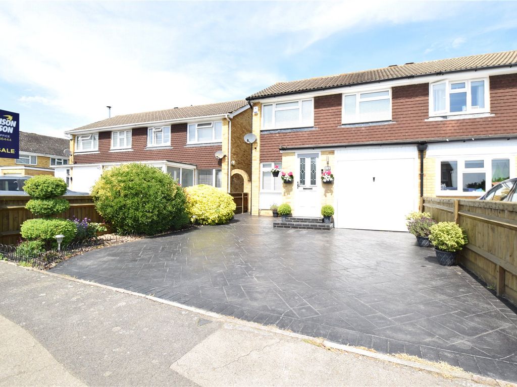 4 bed semidetached house for sale in Claremont Road, Hextable, Kent
