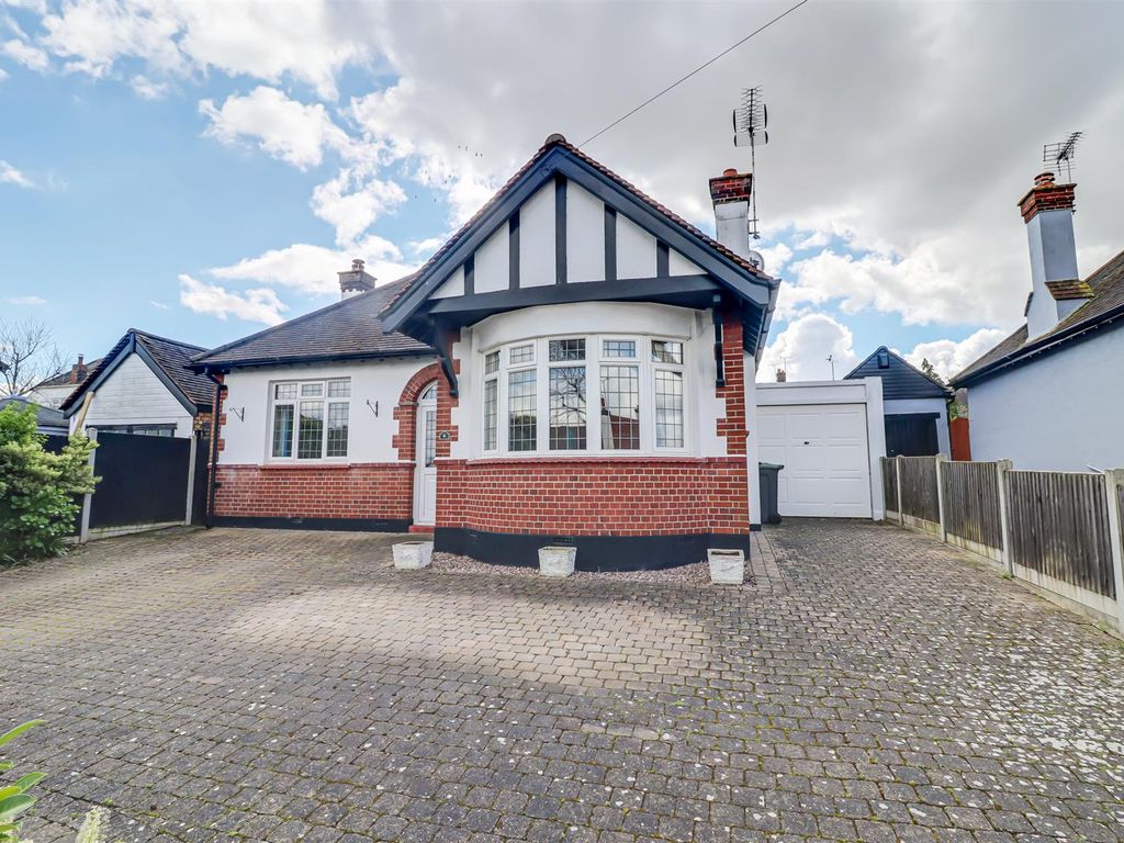 2 bed property for sale in Taunton Drive, WestcliffOnSea SS0, £